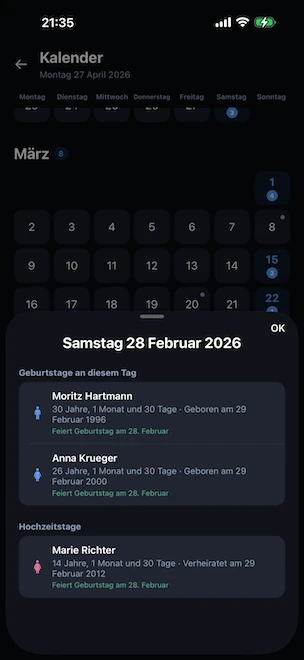 Jährliche Kalenderansicht mit einem Bottom Sheet, das an einem ausgewählten Tag geöffnet ist und die an diesem Tag gefeierten Geburtstage und Hochzeitsjubiläen sowie die Behandlung von Personen, die am 29. Februar geboren wurden, auflistet