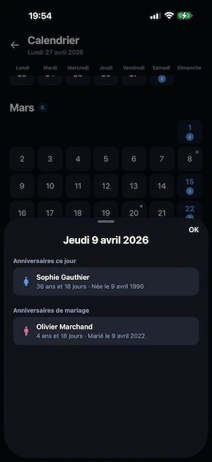 Vue calendrier annuelle avec une feuille du bas ouverte sur un jour sélectionné, listant les anniversaires de naissance et de mariage célébrés ce jour-là et la prise en charge des personnes nées un 29 février