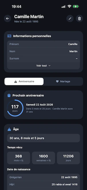 Détail d'un profil ouvert sur l'onglet Naissance, avec le cercle de compte à rebours jusqu'au prochain anniversaire, l'âge exact en années, mois et jours, les totaux du temps vécu en mois, semaines et jours, et la date de naissance convertie aux calendriers grégorien et hégirien