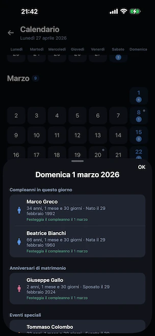 Vista calendario annuale con un bottom sheet aperto su un giorno selezionato, che elenca i compleanni e gli anniversari di matrimonio festeggiati quel giorno, oltre alla gestione delle persone nate il 29 febbraio