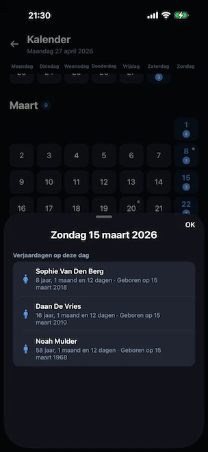 Jaarlijkse kalenderweergave met een bottom sheet die geopend is op een geselecteerde dag, met een lijst van verjaardagen en trouwdagen die op die dag worden gevierd, plus de afhandeling van mensen die op 29 februari zijn geboren