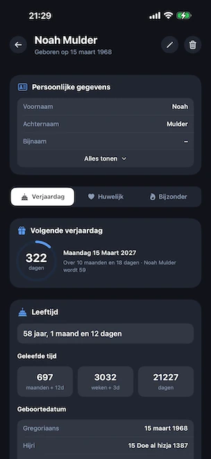 Profieldetail geopend op het verjaardagstabblad, met de countdown-cirkel tot de volgende verjaardag, de exacte leeftijd in jaren, maanden en dagen, het totaal aantal geleefde maanden, weken en dagen, en de geboortedatum omgezet naar de Gregoriaanse en Hidjri-kalender